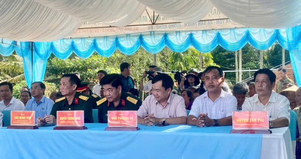 Các đại biểu tham dự buổi lễ