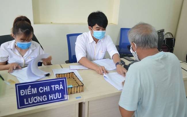  Từ ngày 1/7/2025, người lao động có thời gian đóng bảo hiểm xã hội bắt buộc từ 15 năm trở lên và đủ tuổi nghỉ hưu theo quy định thì được hưởng lương hưu (Ảnh minh họa).