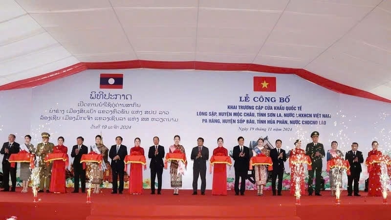 Đại diện các bộ, ngành, các tỉnh 2 nước Việt Nam-Lào thực hiện nghi lễ cắt băng khai trương cặp Cửa khẩu quốc tế Lóng Sập-Pa Háng.