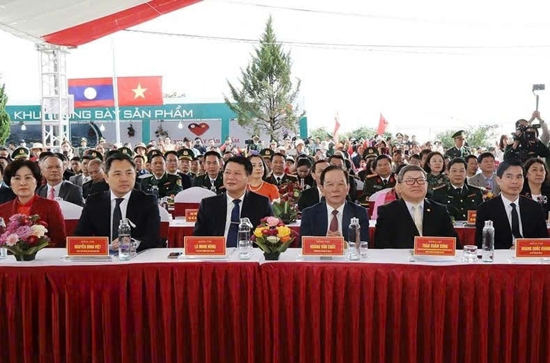 Đoàn đại biểu Việt Nam tại lễ công bố khai trương cặp Cửa khẩu quốc tế Lóng Sập-Pa Háng.
