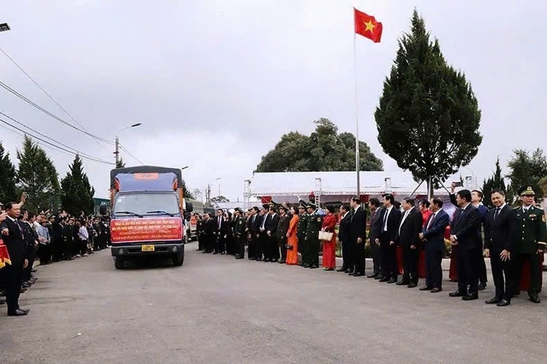 Các đại biểu chứng kiến thực nghiệm hoạt động xuất nhập cảnh, xuất nhập khẩu tại lễ công bố khai trương cặp Cửa khẩu quốc tế Lóng Sập-Pa Háng.