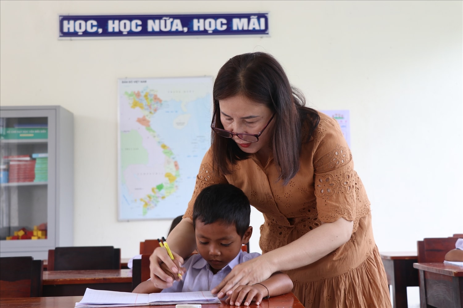 Ngoài giờ học chính thức, cô Nguyễn Thị Kim Trinh còn  dành thời gian kèm riêng cho học sinh