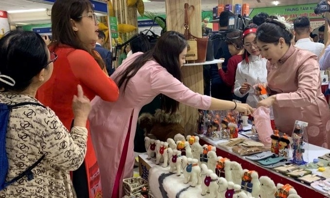 Gian hàng trưng bày các sản phẩm của doanh nghiệp Mông Cổ tại Hội chợ (Ảnh: Báo Nhân Dân). Gian hàng trưng bày các sản phẩm của doanh nghiệp Mông Cổ tại Hội chợ (Ảnh: Báo Nhân Dân).
