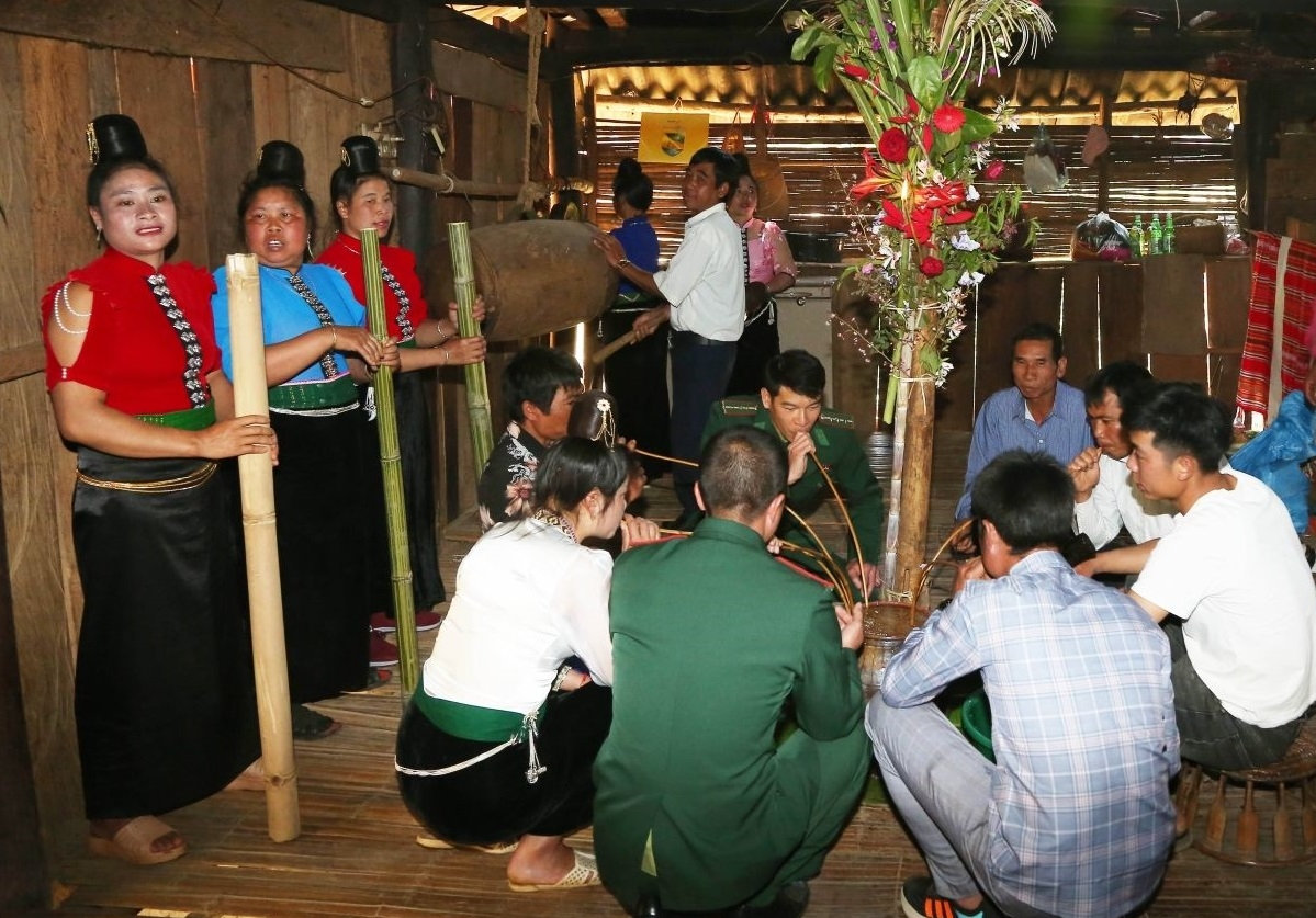 Tỷ lệ hộ nghèo giảm, đời sống vật chất được nâng lên, bản sắc văn hóa truyền thống của đồng bào dân tộc Xinh Mun được giữ gìn, phát huy. (Trong ảnh: Lễ cúng Sà Típ của đồng bào dân tộc Xinh Mun ở bản Phiêng Khàng, xã Phiêng Pằn, huyện Mai Sơn, tỉnh Sơn La)