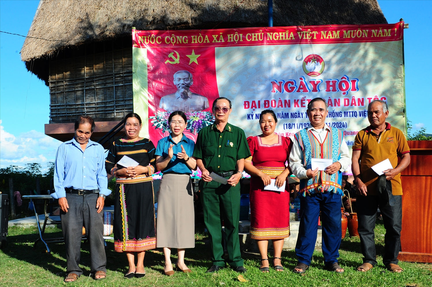 Những hộ gia đình tiêu biểu thôn Kon Rờ Bàng 1, xã Vinh Quang, thành phố Kon Tum được chính quyền xã biểu dương khen thưởng trong phong trào thi đua xây dựng nông thôn mới.