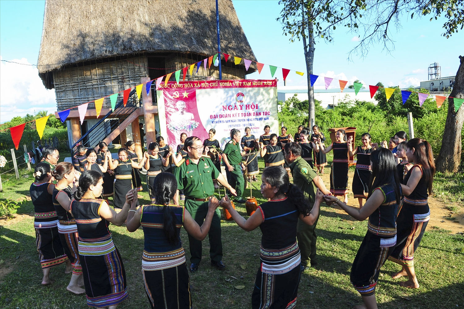 Bà con cùng nắm tay nhau chung vui trong vòng xoang kết đoàn.