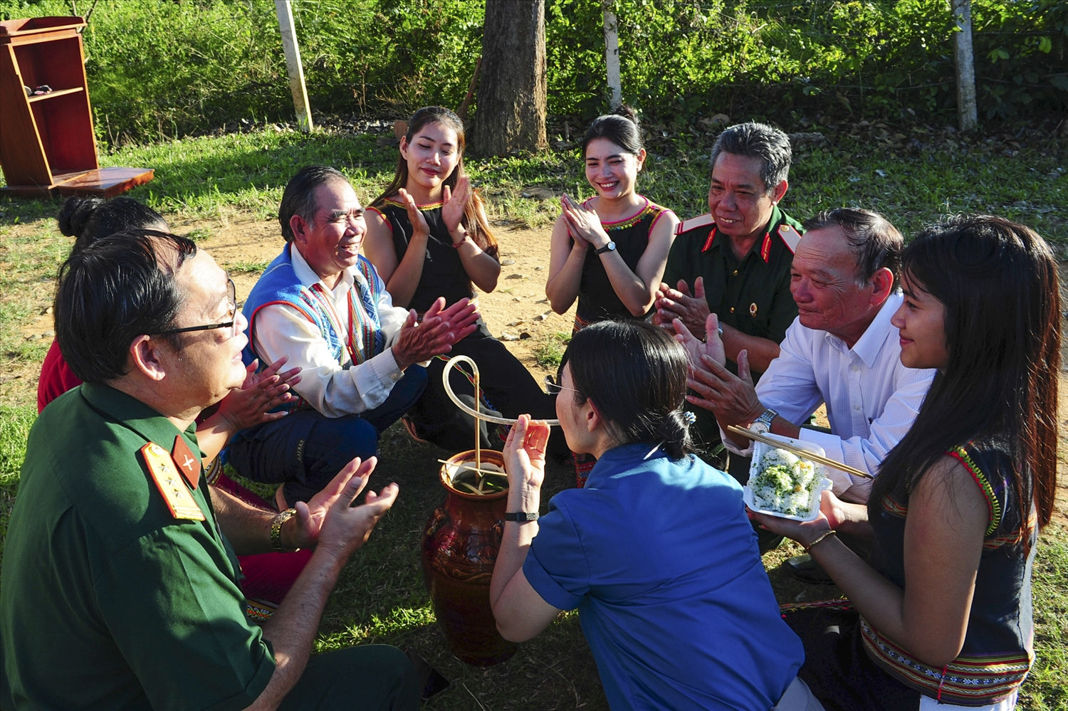 Cán bộ chính quyền cùng Nhân dân vui vẻ bên ghè rượu cần.