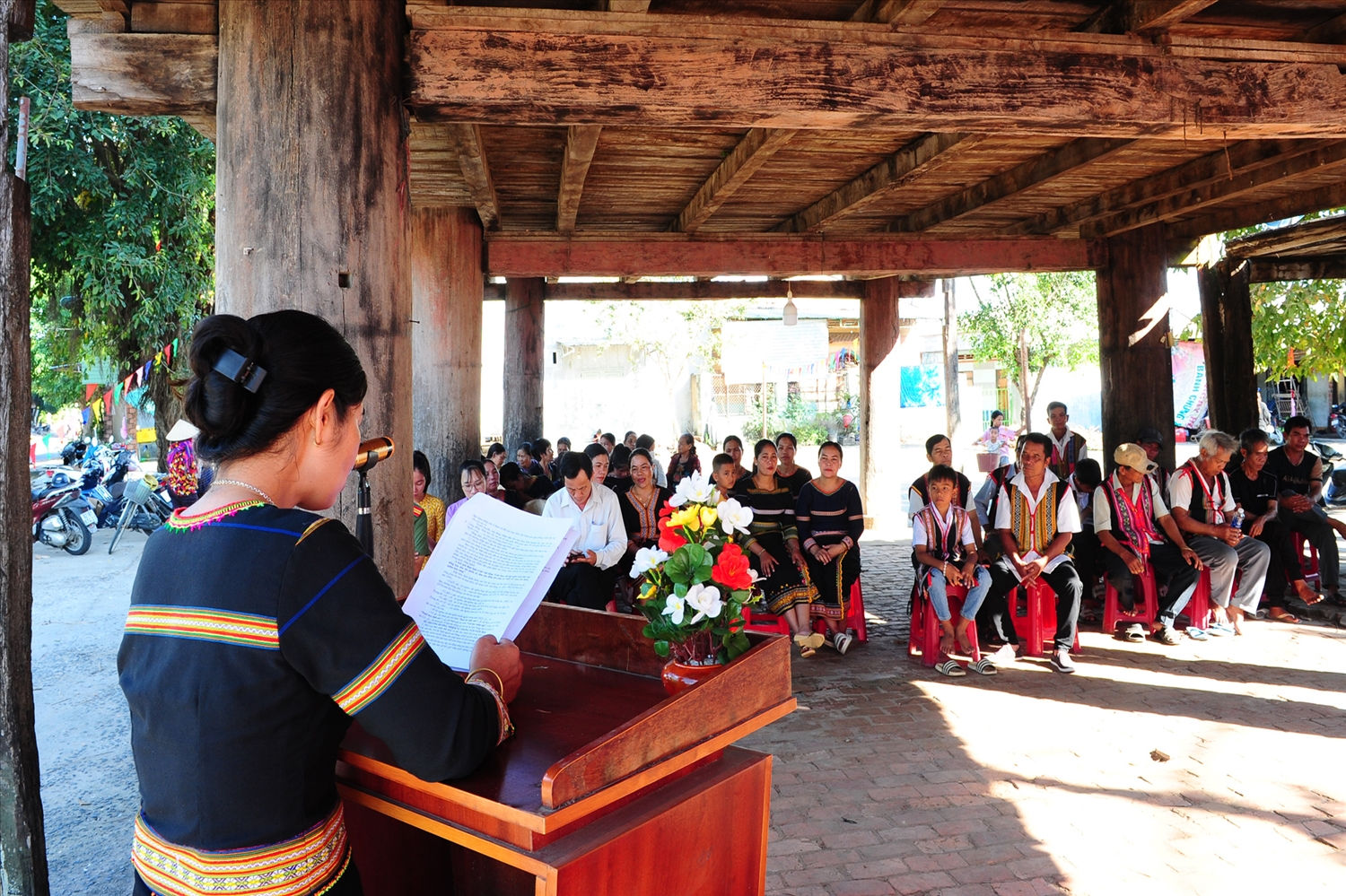 Người dân Kon Rờ Bàng 2, xã Vinh Quang lắng nghe báo cáo tổng kết một năm phong trào thi đua lập thành tích đại đoàn kết thôn, đồng thời đưa ra những ý kiến đóng góp xây dựng thôn làng.