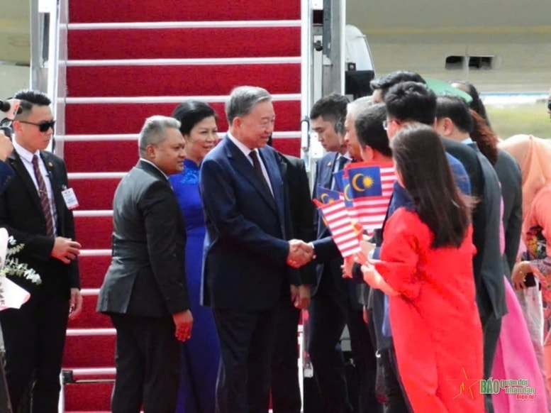 Tổng Bí thư Tô Lâm và Phu nhân lần lượt bắt tay các thành viên tham gia đón đoàn - Ảnh: qdnd.vn Tổng Bí thư Tô Lâm và Phu nhân lần lượt bắt tay các thành viên tham gia đón đoàn - Ảnh: qdnd.vn