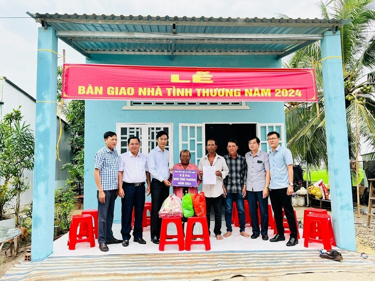 Đời sống vật chất của đồng bào DTTS của tỉnh Bạc Liêu luôn được quan tâm (Trong ảnh: Ông Lương Văn Pho, Phó Trưởng Ban Dân tộc và Tôn giáo tỉnh và Đoàn công tác trao tặng nhà tình thương tại huyện Hòa Bình) Đời sống vật chất của đồng bào DTTS của tỉnh Bạc Liêu luôn được quan tâm (Trong ảnh: Ông Lương Văn Pho, Phó Trưởng Ban Dân tộc và Tôn giáo tỉnh và Đoàn công tác trao tặng nhà tình thương tại huyện Hòa Bình)