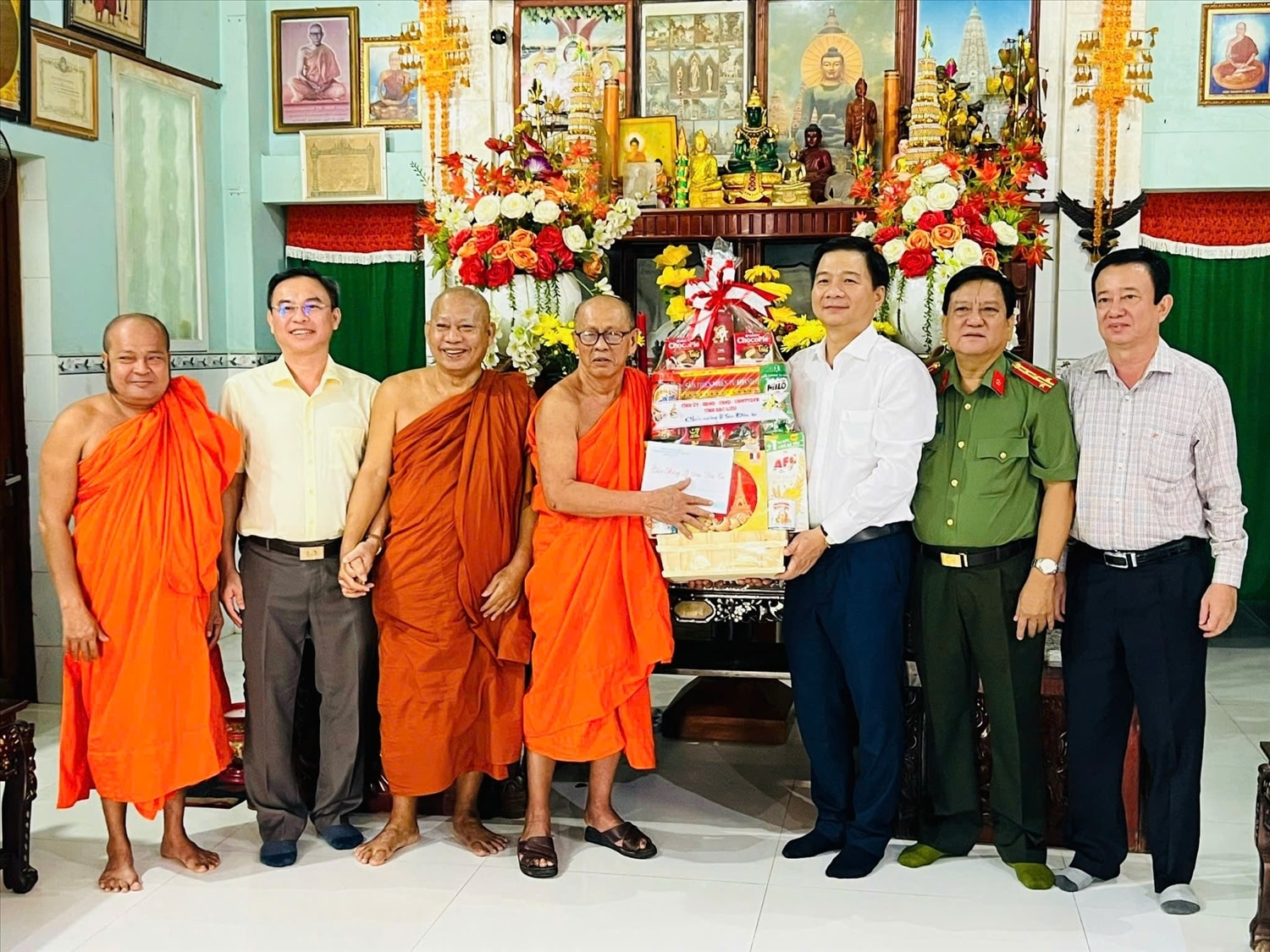 Lãnh đạo tỉnh Bạc Liêu luôn quan tâm, chăm lo cho đời sống đồng bào DTTS (Trong ảnh: Ông Nguyễn Bình Tân, Ủy viên Ban Thường vụ Tỉnh ủy, Trưởng ban Nội chính cùng Đoàn công tác trao quà đến Hòa thượng Hữu Hinh, Chủ tịch Hội đoàn kết sư sãi yêu nước tỉnh Kiên Giang dịp Lễ Sen Dolta năm 2024) Lãnh đạo tỉnh Bạc Liêu luôn quan tâm, chăm lo cho đời sống đồng bào DTTS (Trong ảnh: Ông Nguyễn Bình Tân, Ủy viên Ban Thường vụ Tỉnh ủy, Trưởng ban Nội chính cùng Đoàn công tác trao quà đến Hòa thượng Hữu Hinh, Chủ tịch Hội đoàn kết sư sãi yêu nước tỉnh Kiên Giang dịp Lễ Sen Dolta năm 2024)