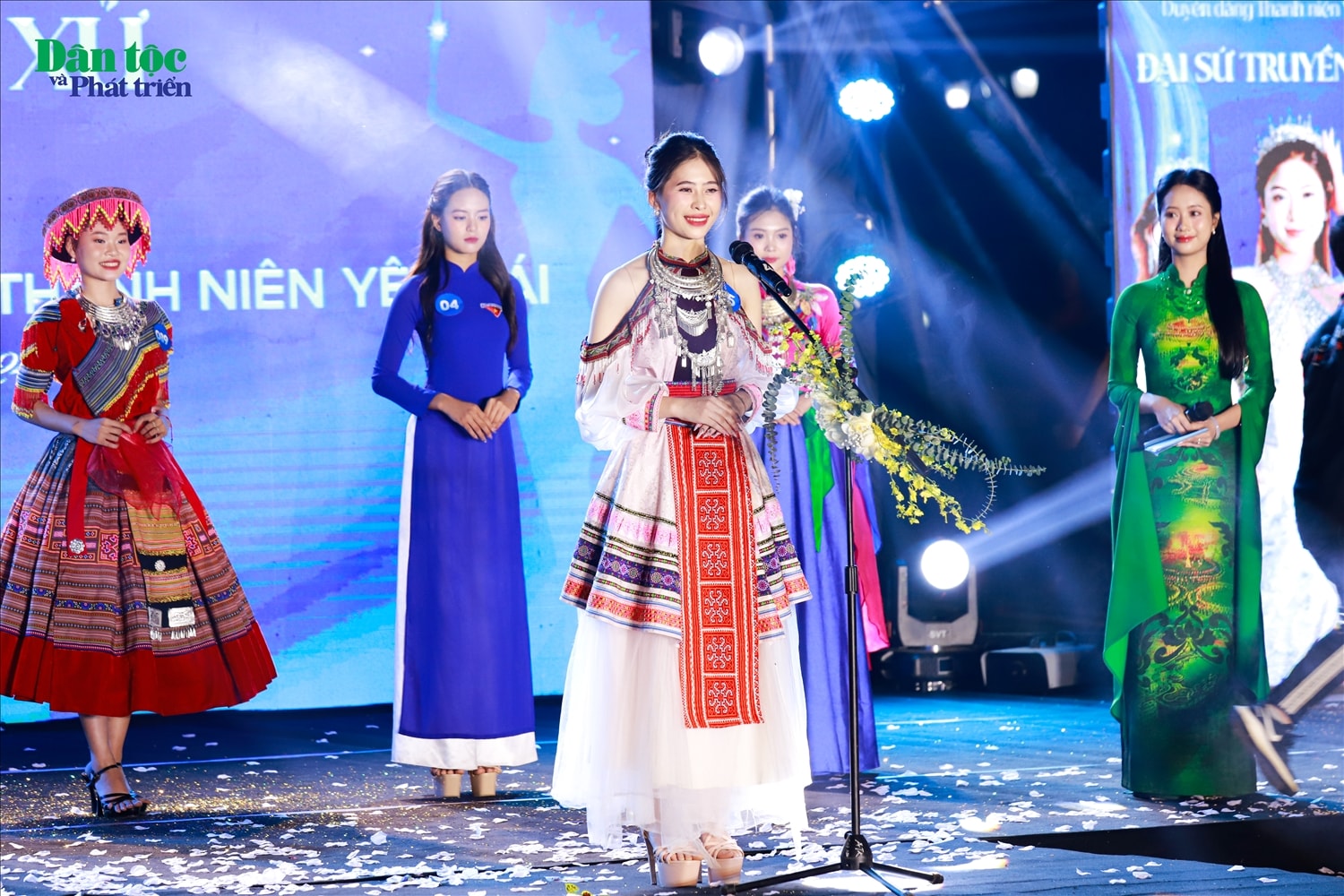Giàng Tuyết Tình tại phần thi ứng xử Cuộc thi 