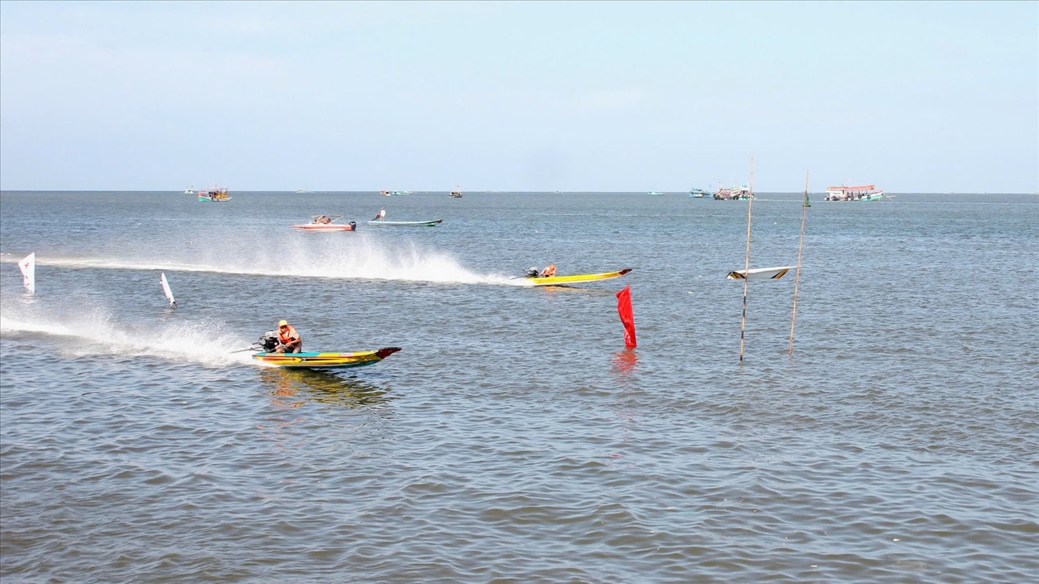 Các vỏ lãi cứ bứt tốc chạy về đích