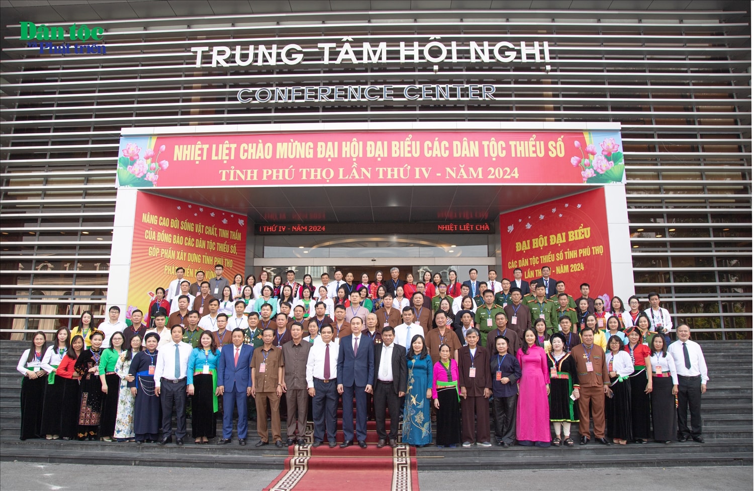 Tất cả các đại biểu chụp ảnh lưu niệm