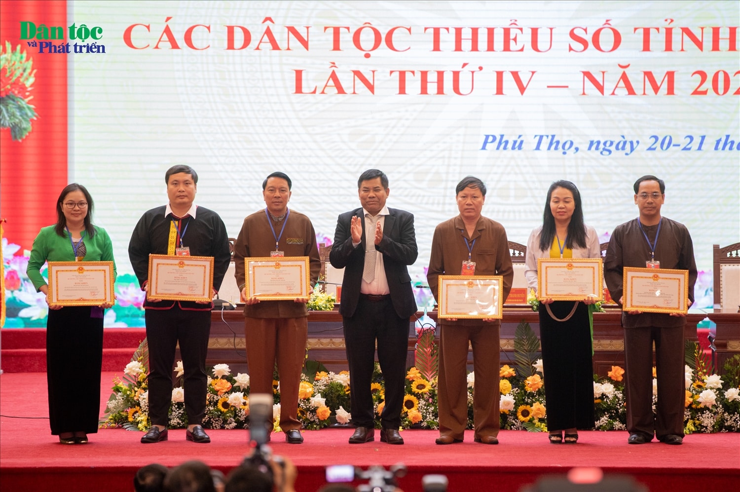 Thứ trưởng, Phó Chủ nhiệm UBDT Y Thông tặng Bằng khen của Bộ trưởng, Chủ nhiệm UBDT và Kỷ niệm chương 