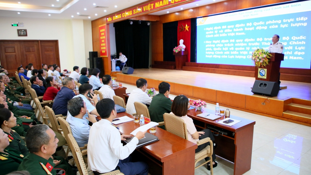 Cảnh sát biển đồng hành với ngư dân 