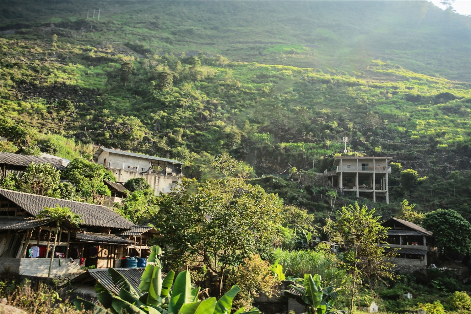 Căn nhà kiên cố của Lù Mí Thánh (bên phải tấm ảnh) được nhà nước hỗ trợ xây dựng từ nguồn vốn của Chương trình MTQG 1719 Căn nhà kiên cố của Lù Mí Thánh (bên phải tấm ảnh) được nhà nước hỗ trợ xây dựng từ nguồn vốn của Chương trình MTQG 1719