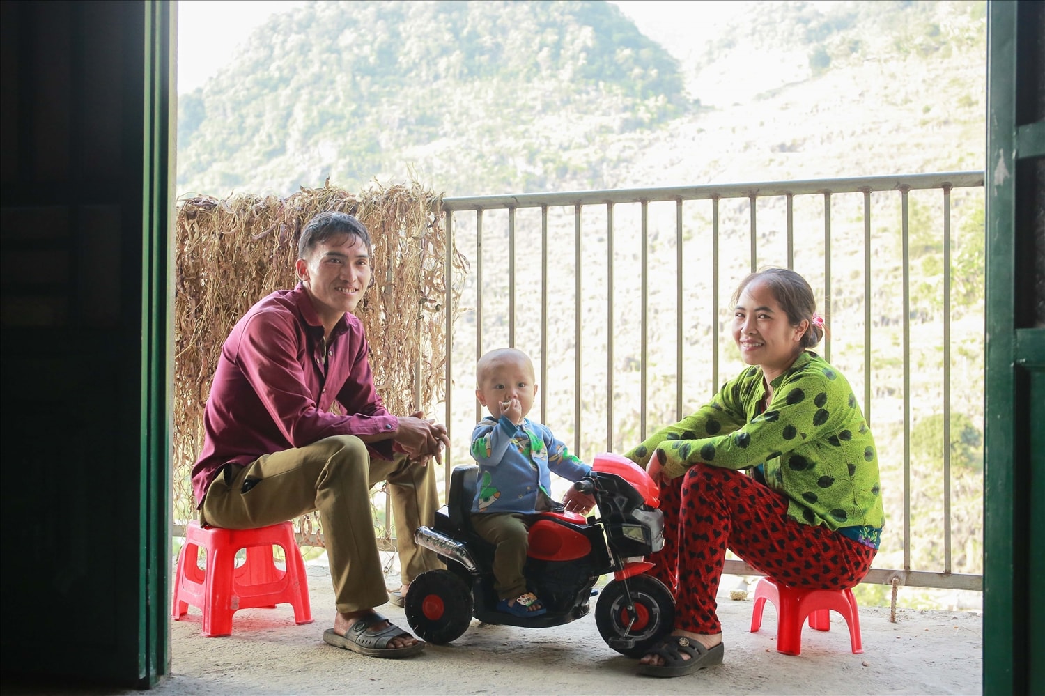 Lù Mí Thánh cùng vợ và con trai trong căn nhà mới Lù Mí Thánh cùng vợ và con trai trong căn nhà mới