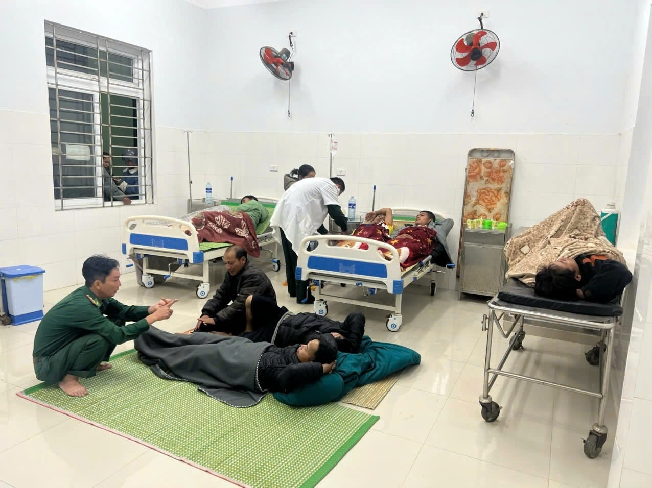 Các bệnh nhân nghi ngộ độc do ăn nấm rừng đang nằm điều trị.