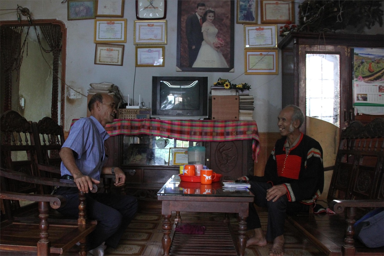 Ngoài thời gian làm việc gia đình, già Y Om đến nhà các hộ dân nắm bắt tâm tư Ngoài thời gian làm việc gia đình, già Y Om đến nhà các hộ dân nắm bắt tâm tư