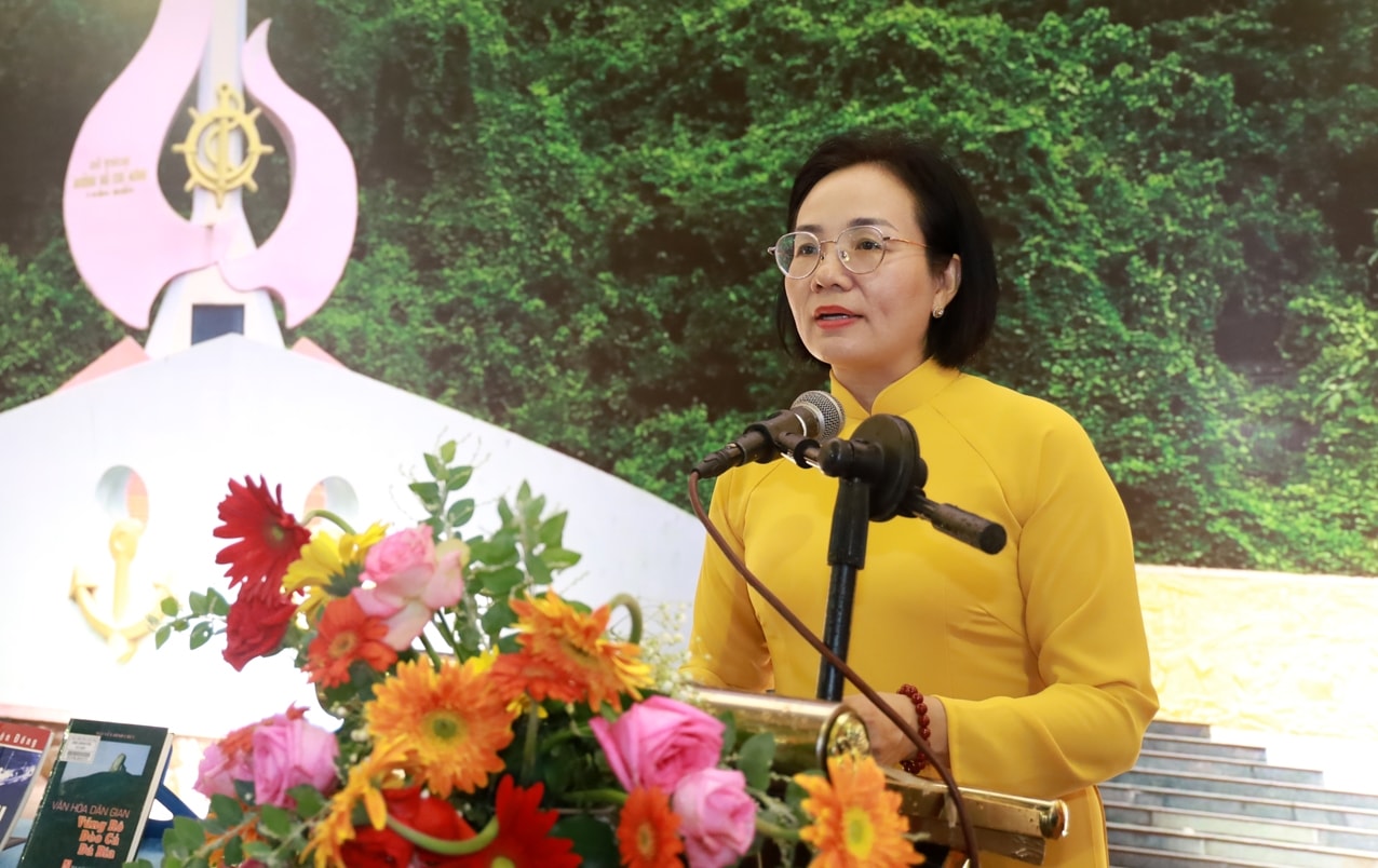 Bà Nguyễn Thị Hồng Thái, Giám đốc Sở Văn hóa, Thể thao và Du lịch tỉnh Phú Yên phát biểu tại buổi lễ trưng bày.
