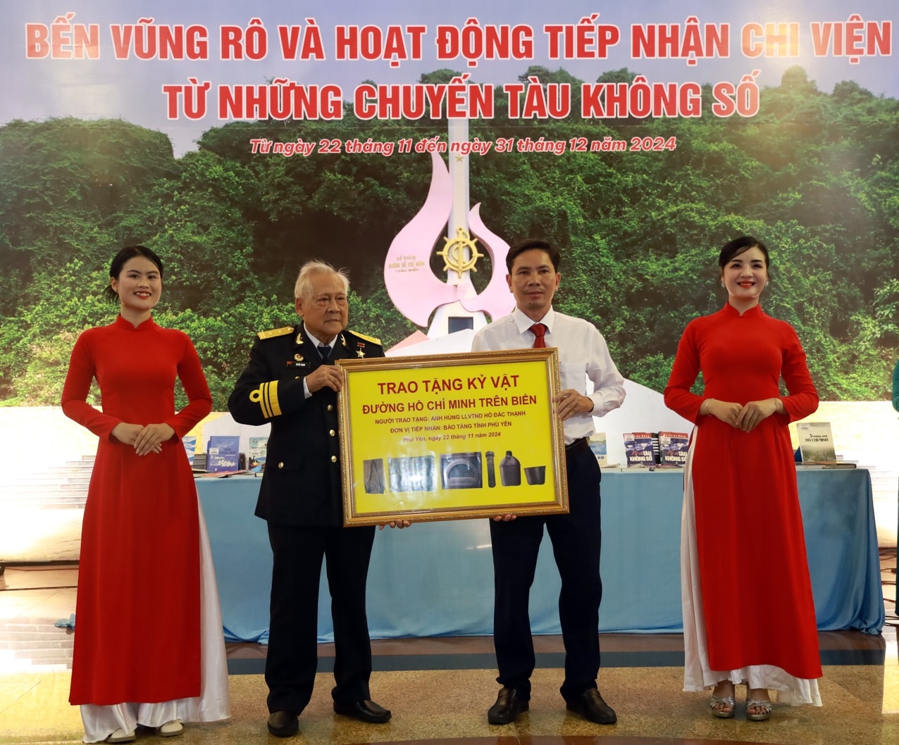 Anh hùng Lực lượng vũ trang nhân dân Hồ Đắc Thạnh tặng kỷ vật Đường Hồ Chí Minh trên biển cho Bảo tàng Phú Yên.
