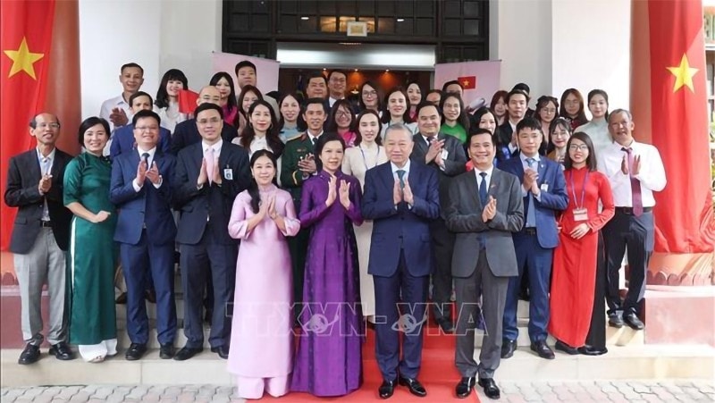 Tổng Bí thư Tô Lâm và Phu nhân với cán bộ, nhân viên Đại sứ quán và cộng đồng người Việt Nam tại Malaysia. (Ảnh: TTXVN) Tổng Bí thư Tô Lâm và Phu nhân với cán bộ, nhân viên Đại sứ quán và cộng đồng người Việt Nam tại Malaysia. (Ảnh: TTXVN)