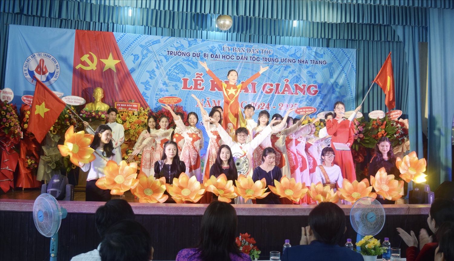 Chương trình văn nghệ tại Lễ Khai giảng