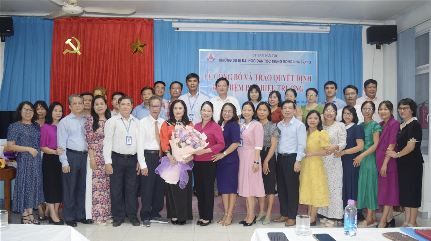 Thứ trưởng, Phó Chủ nhiệm Ủy ban Dân tộc Nông Thị Hà và các đại biểu chúc mừng bà Hà Thị Mai Phương, Phó Hiệu trưởng Trường Dự bị Đại học Dân tộc Trung ương