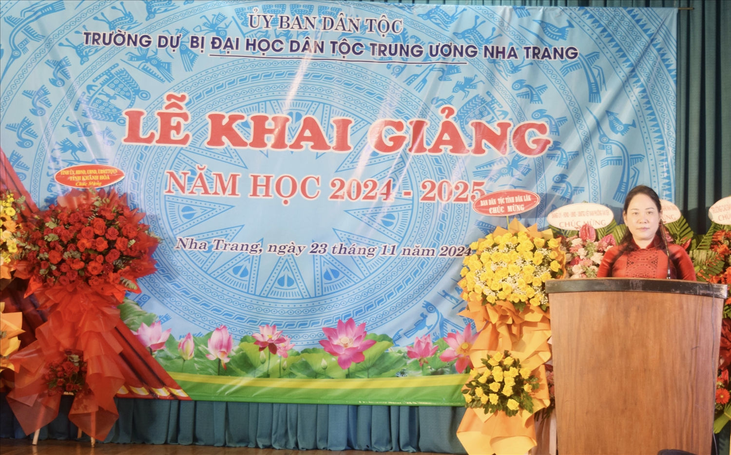Thứ trưởng, Phó Chủ nhiệm Ủy ban Dân tộc Nông Thị Hà phát biểu tại Lễ Khai giảng 