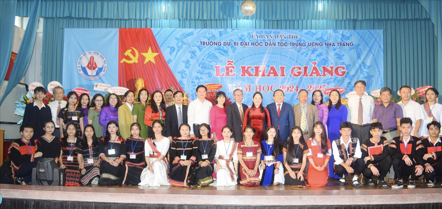 Thứ trưởng, Phó Chủ nhiệm Ủy ban Dân tộc Nông Thị Hà và các đại biểu chụp ảnh lưu niệm với thầy và trò Trường Dự bị Đại học Dân tộc Trung ương Nha Trang