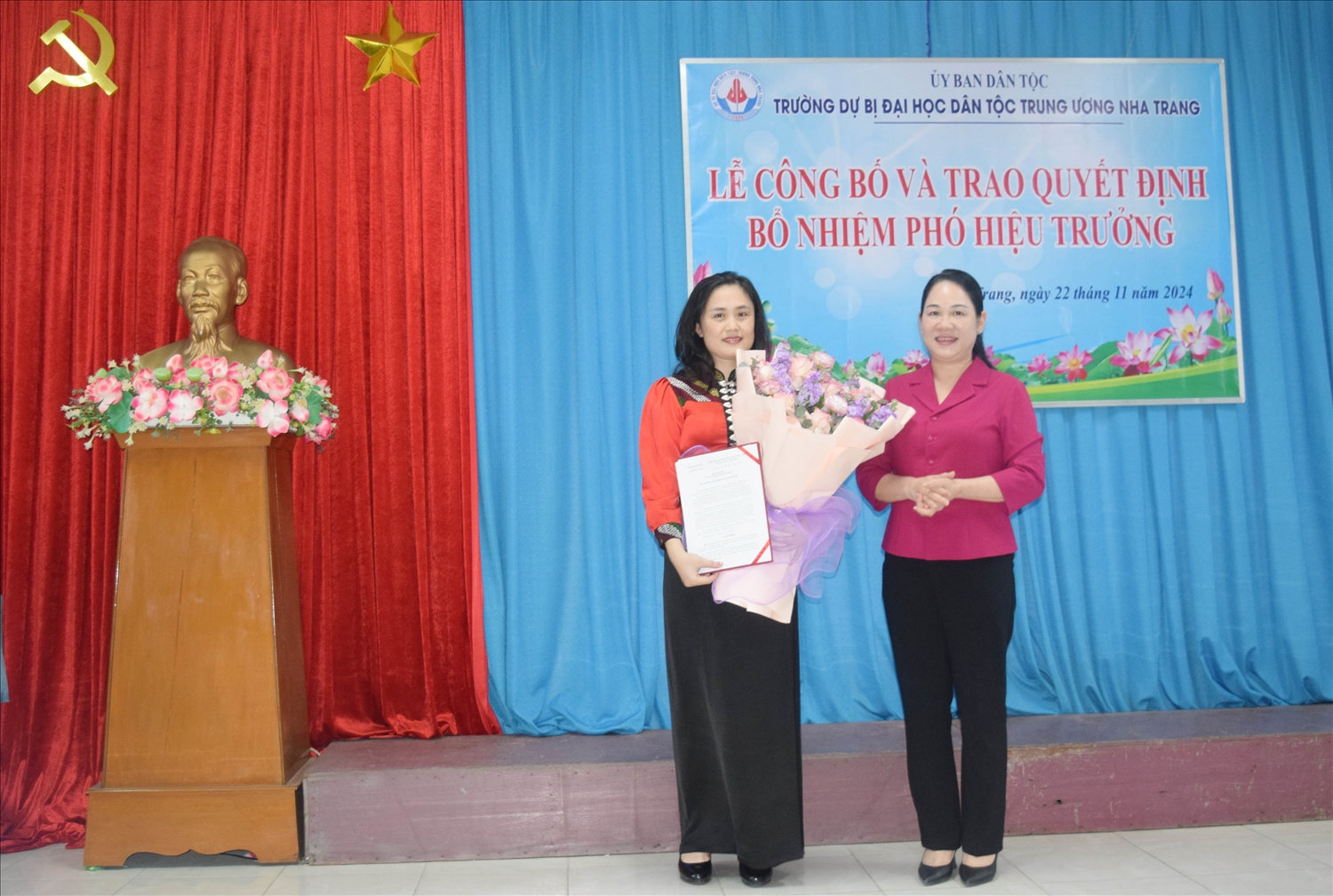 Thứ trưởng, Phó Chủ nhiệm Ủy ban Dân tộc Nông Thị Hà trao Quyết định và tặng hoa chúc mừng bà Hà Thị Mai Phương, Phó Hiệu trưởng Trường Dự bị Đại học Dân tộc Trung ương