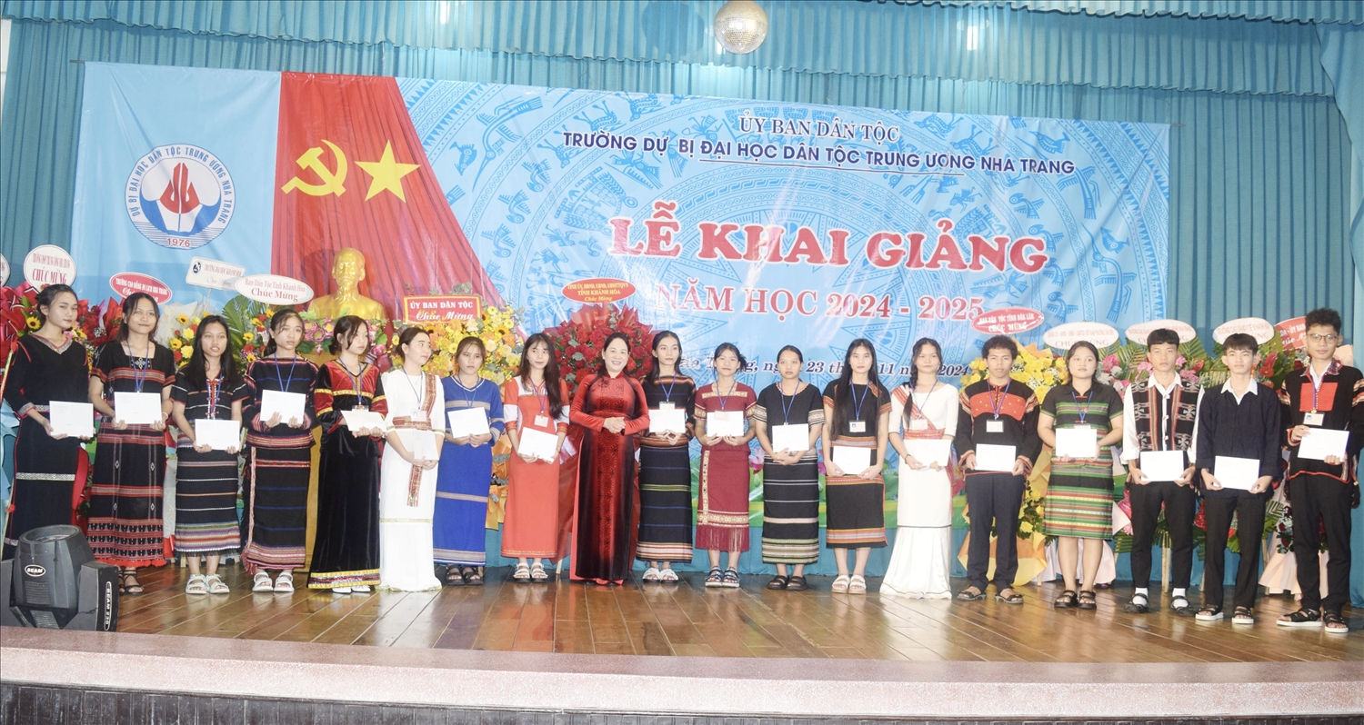 Thứ trưởng, Phó Chủ nhiệm Ủy ban Dân tộc Nông Thị Hà trao học bổng cho các em học sinh Trường Dự bị Đại học Dân tộc Trung ương Nha Trang