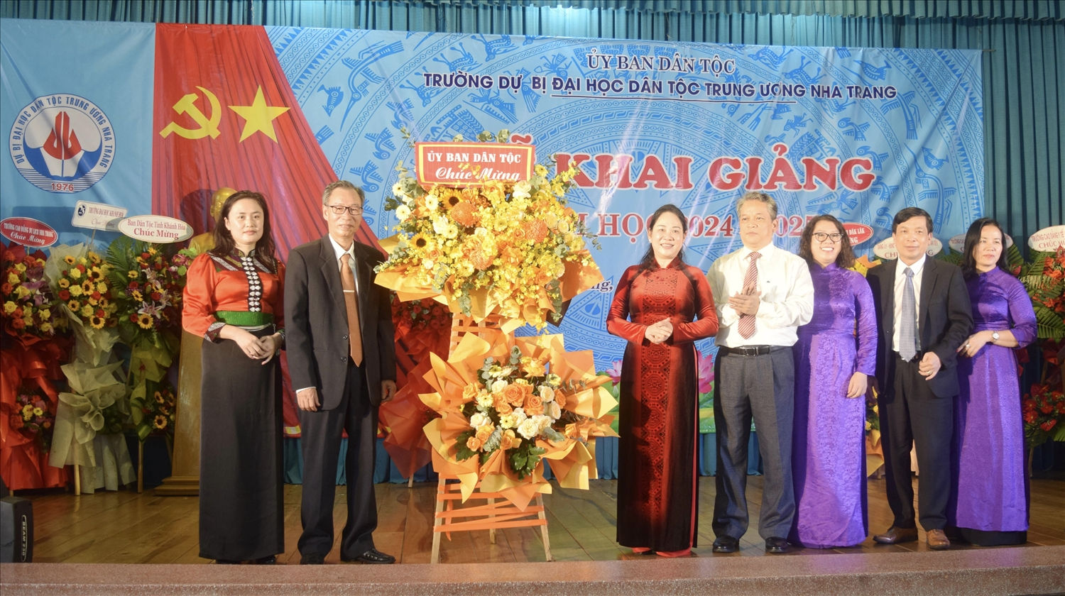 Thứ trưởng, Phó Chủ nhiệm Ủy ban Dân tộc Nông Thị Hà tặng hoa chúc mừng Nhà trường