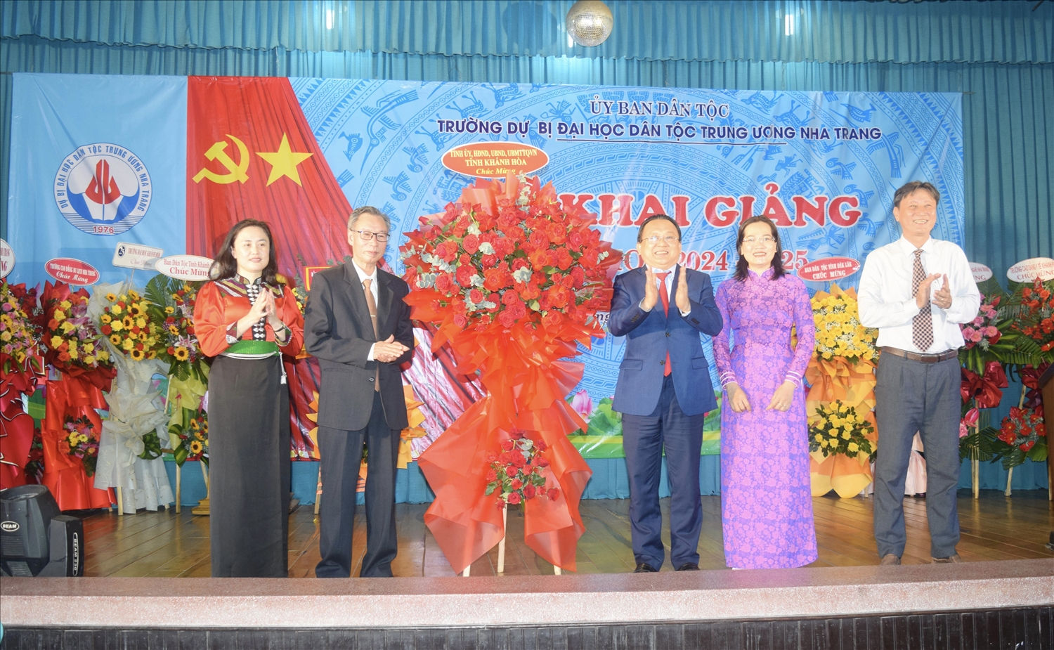 Ông Lê Hữu Hoàng, Phó Chủ tịch Thường trực UBND tỉnh Khánh Hòa tặng hoa chúc mừng Nhà trường 