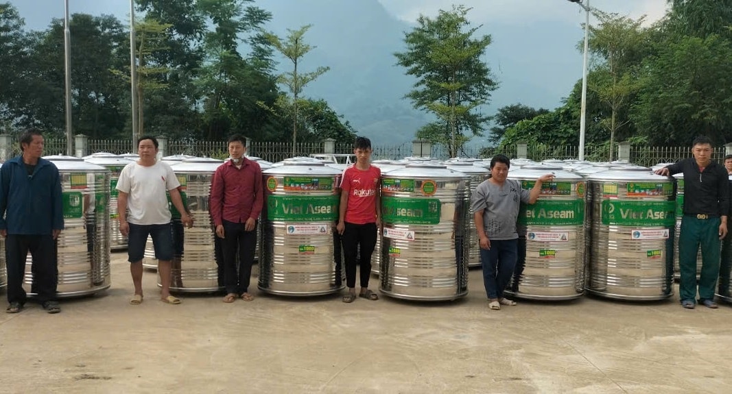 Người dân xã Phìn Ngan nhận bồn chứa nước 