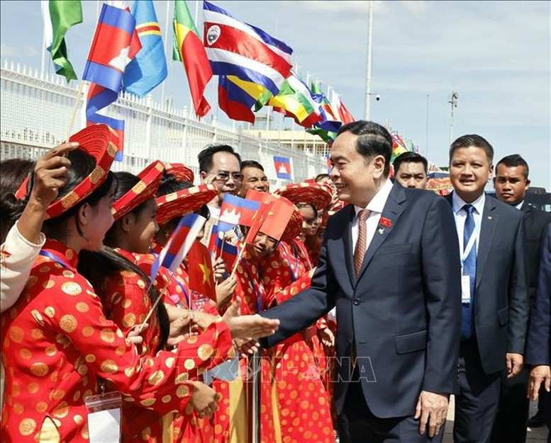 Lễ tiễn Chủ tịch Quốc hội Trần Thanh Mẫn tại sân bay quốc tế Pochentong - Ảnh: TTXVN Lễ tiễn Chủ tịch Quốc hội Trần Thanh Mẫn tại sân bay quốc tế Pochentong - Ảnh: TTXVN