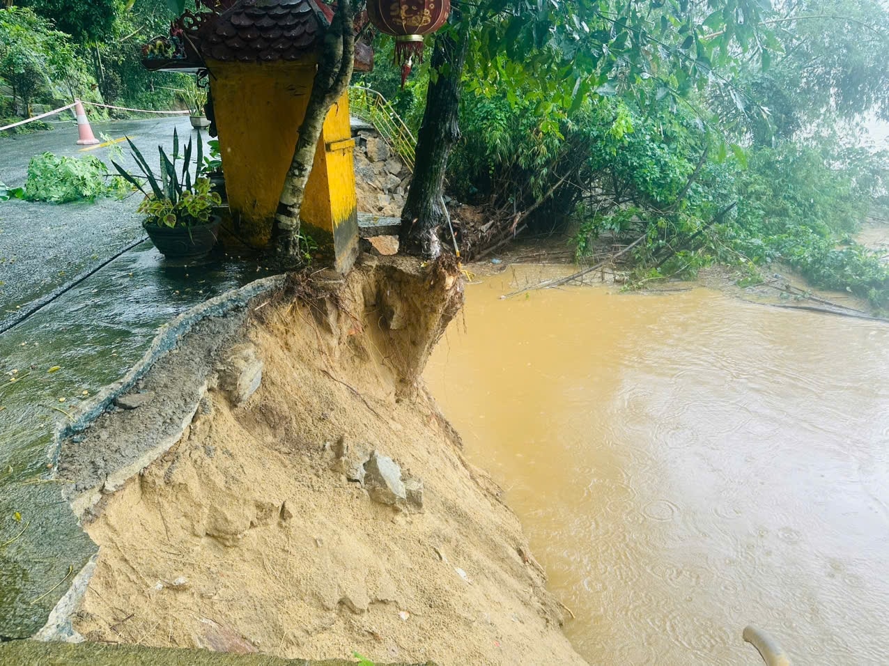 Sạt lở ở Nghĩa Hành, Quảng Ngãi.