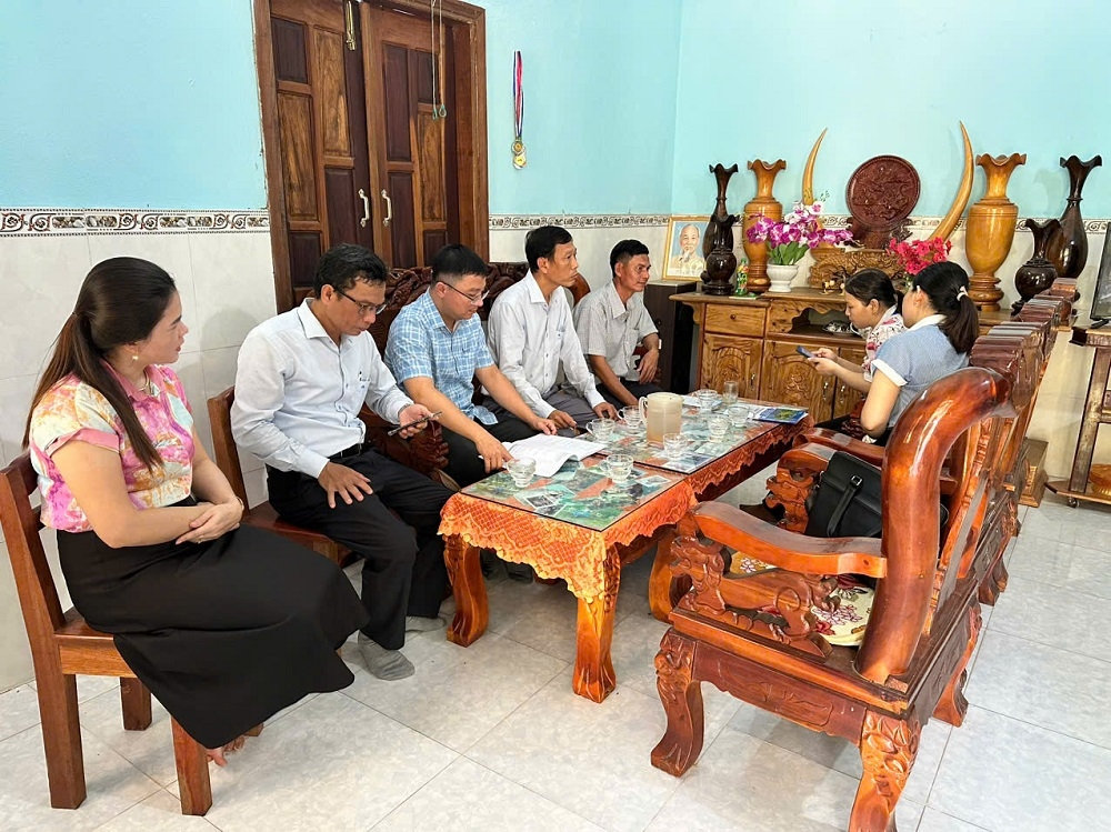 Các điều tra viên thu thập thông tin tại hộ dân