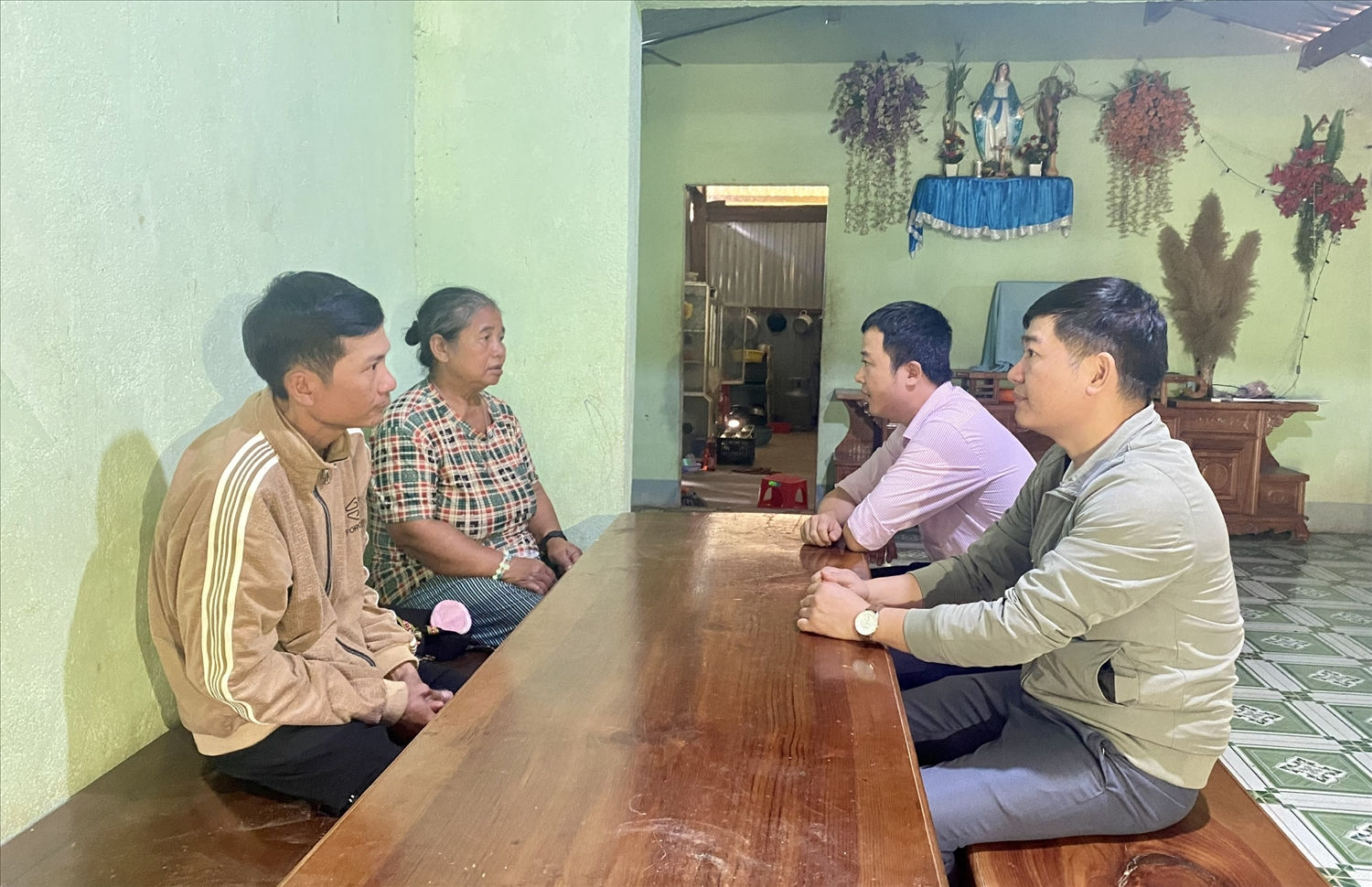 Nhờ nguồn vốn vay ưu đãi theo Nghị định 28 của Chính phủ đã giúp gia đình bà Y Văn (bên trái) ở thôn Đăk Xiêng, xã Đăk Hà, huyện Tu Mơ Rông sửa chữa lại căn nhà rộng rãi và khang trang Nhờ nguồn vốn vay ưu đãi theo Nghị định 28 của Chính phủ đã giúp gia đình bà Y Văn (bên trái) ở thôn Đăk Xiêng, xã Đăk Hà, huyện Tu Mơ Rông sửa chữa lại căn nhà rộng rãi và khang trang