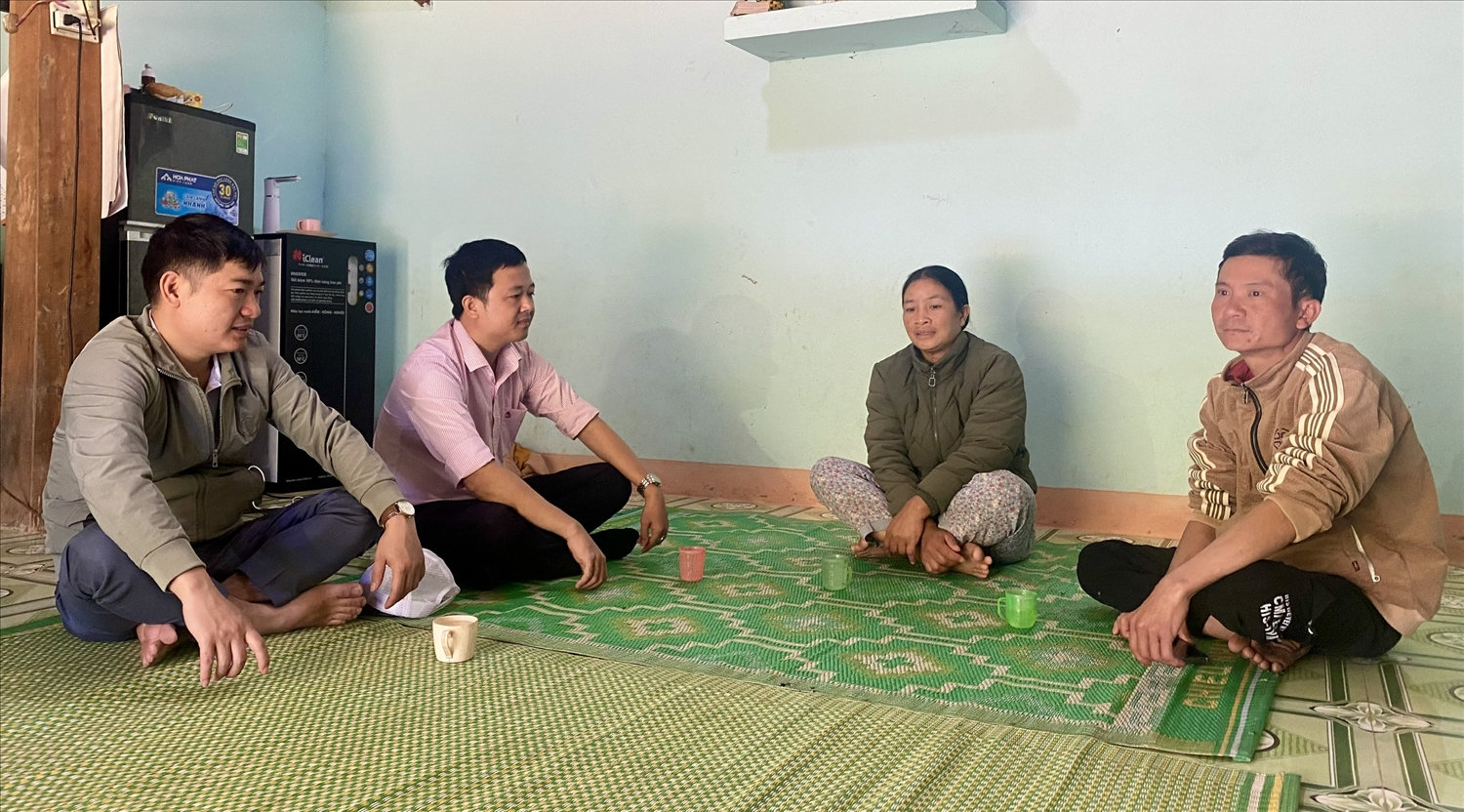 Chị Lích (thứ 2 từ phải sang), thôn Đăk Xiêng, xã Đăk Hà, huyện Tu Mơ Rông đã có nhà ở ổn định và an tâm lao động sản xuất để vươn lên thoát nghèo Chị Lích (thứ 2 từ phải sang), thôn Đăk Xiêng, xã Đăk Hà, huyện Tu Mơ Rông đã có nhà ở ổn định và an tâm lao động sản xuất để vươn lên thoát nghèo