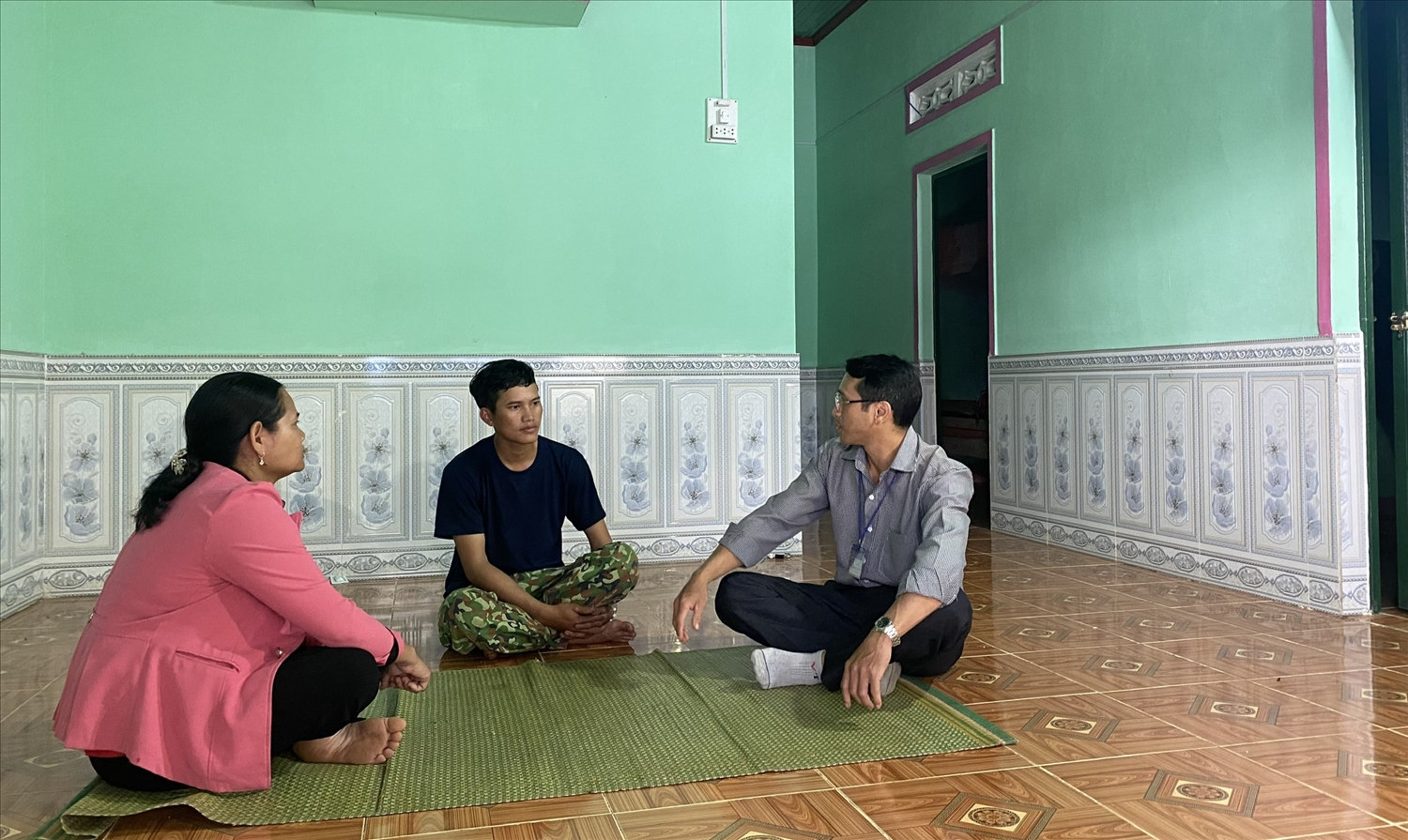 Từ nguồn vốn hỗ trợ của Chương trình MTQG 1719 và nguồn vốn vay ưu đãi đã giúp gia đình anh A Lê (ngồi giữa), thôn Kon Hia 3, xã Đăk Rơ Ông, huyện Tu Mơ Rông xây dựng được căn nhà khang trang Từ nguồn vốn hỗ trợ của Chương trình MTQG 1719 và nguồn vốn vay ưu đãi đã giúp gia đình anh A Lê (ngồi giữa), thôn Kon Hia 3, xã Đăk Rơ Ông, huyện Tu Mơ Rông xây dựng được căn nhà khang trang