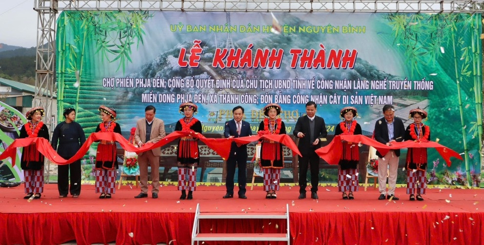 Các đại biểu cắt băng khánh thành chợ phiên Phja Đén (Ảnh: Báo Cao Bằng).