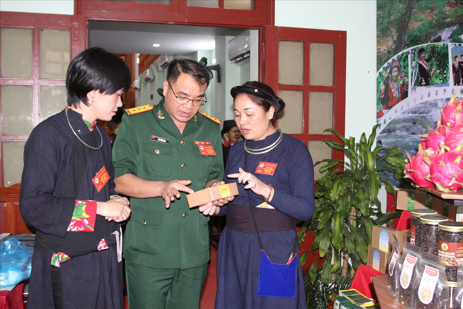Chị Lý Phương Hiền, Giám đốc HTX Nông Lâm nghiệp Nà Làng giới thiệu sản phẩm trà với các đại biểu tại Đại hội đại biểu các DTTS  huyện Bình Gia được tổ chức vào tháng 6/2024