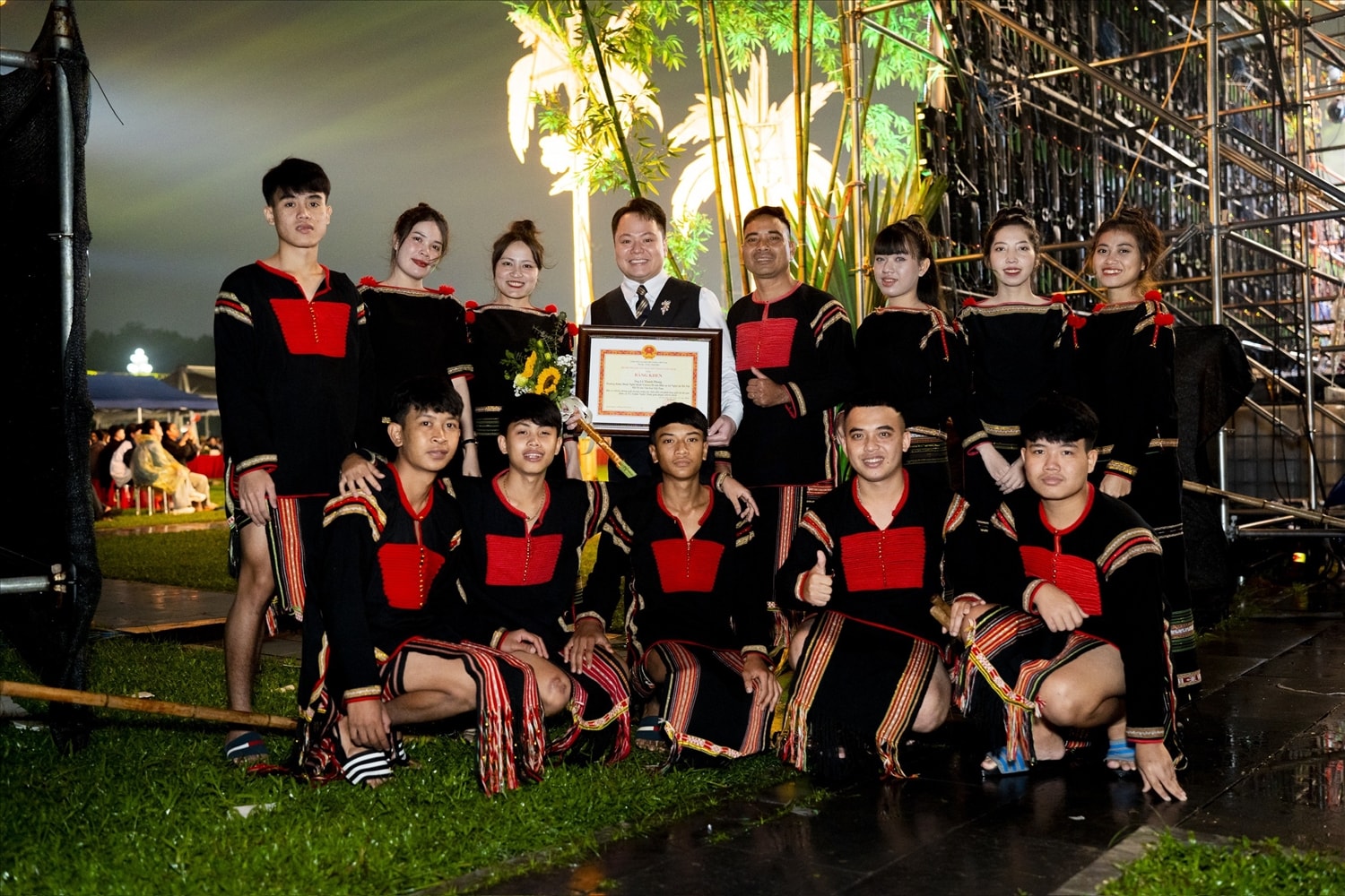 Nghệ sĩ Lê Thanh Phong chụp ảnh lưu niệm cùng đoàn nghệ nhân cồng tiêng Tây Nguyên Nghệ sĩ Lê Thanh Phong chụp ảnh lưu niệm cùng đoàn nghệ nhân cồng tiêng Tây Nguyên