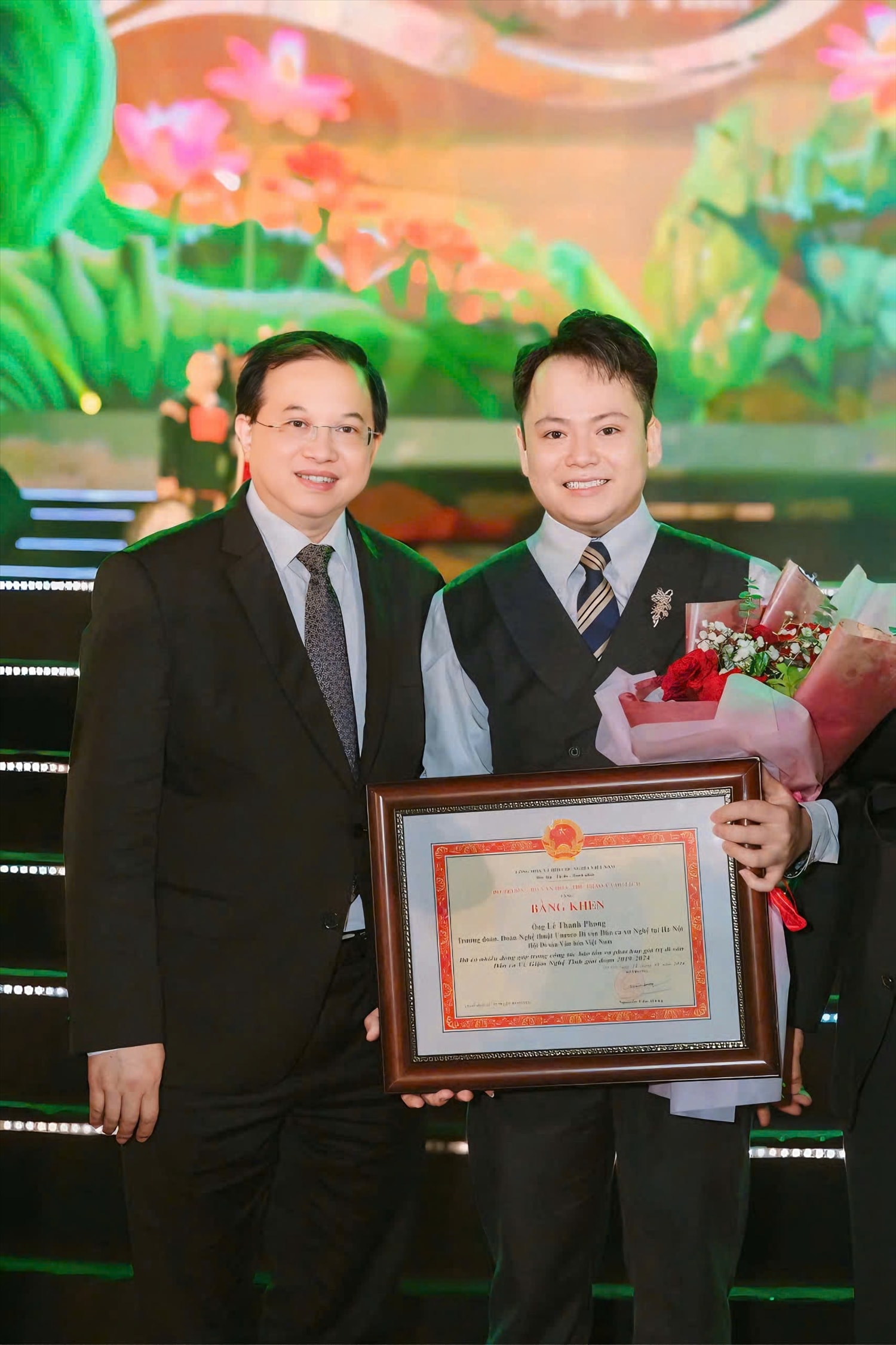 Thứ trưởng Bộ Văn hoá, Thể thao và Du lịch Tạ Quang Đông và nghệ sĩ Thanh Phong. Thứ trưởng Bộ Văn hoá, Thể thao và Du lịch Tạ Quang Đông chúc mừng nghệ sĩ Thanh Phong.