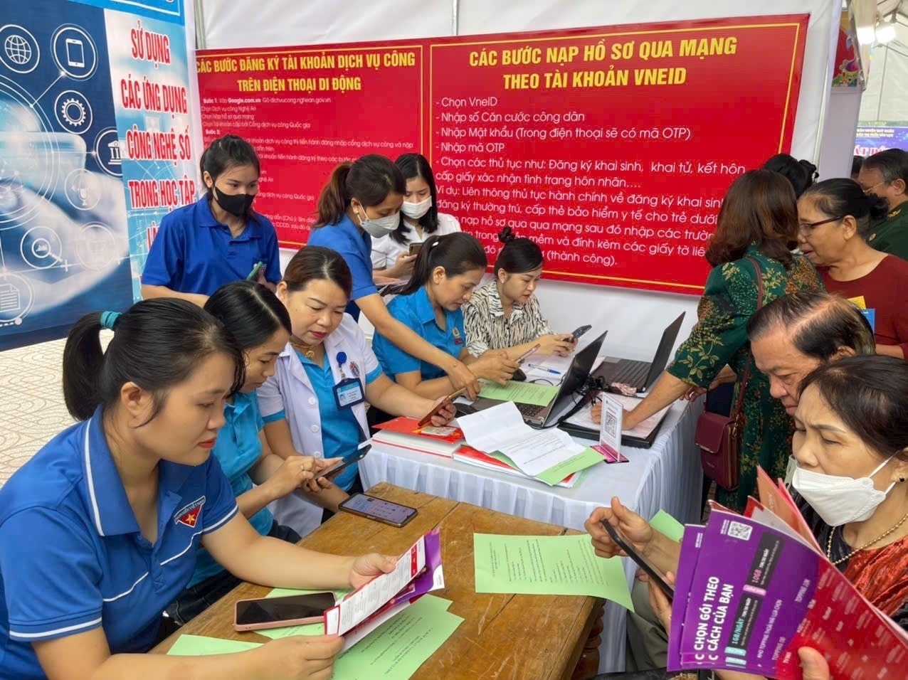 Tổ công nghệ số huyện Quỳ Châu hướng dẫn người cài đặt và sử dụng các ứng dụng số lên điện thoại Tổ công nghệ số huyện Quỳ Châu hướng dẫn người cài đặt và sử dụng các ứng dụng số lên điện thoại