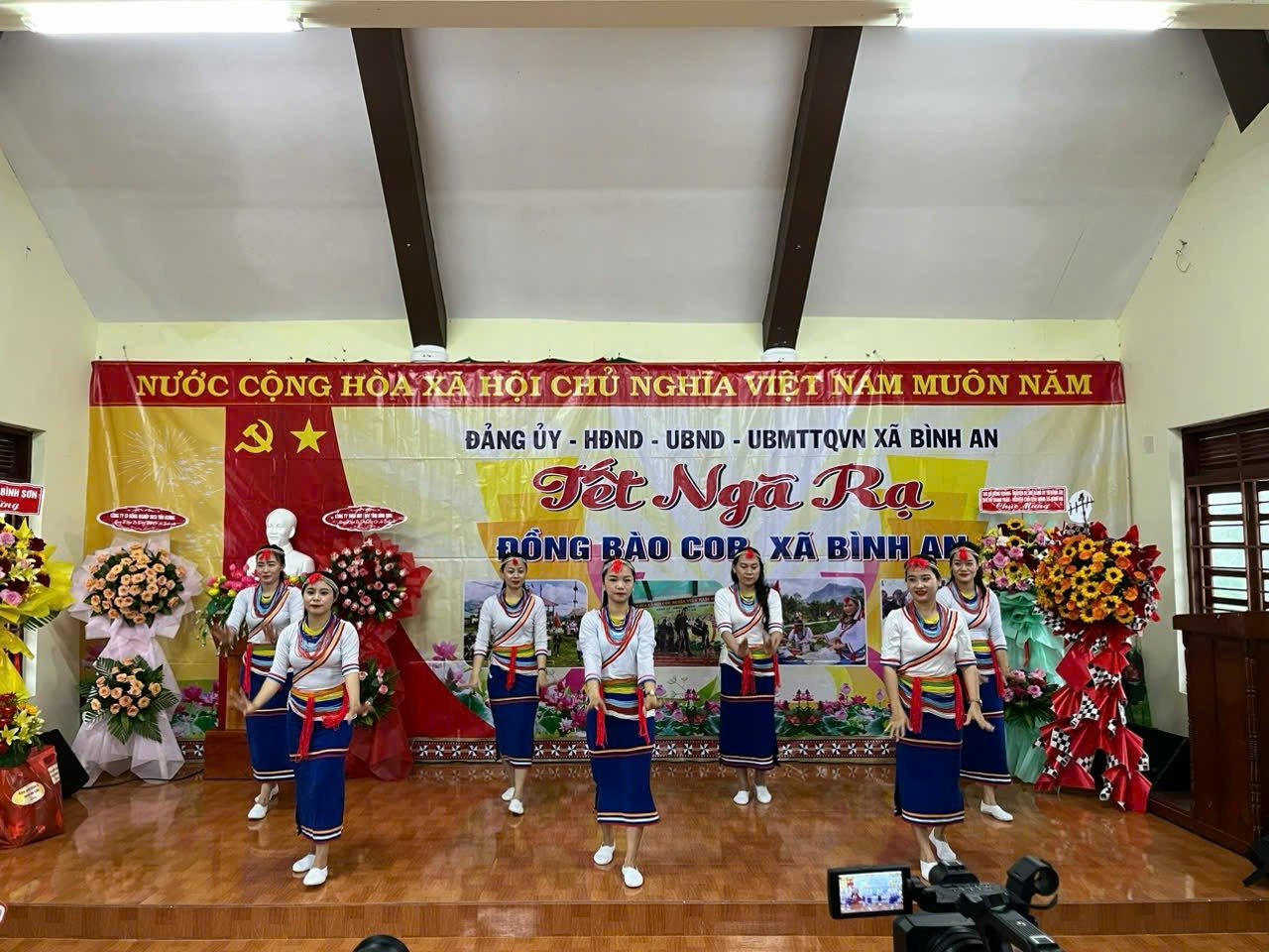 Đây là một trong những nét đẹp văn hóa của đồng bào Co nhằm tạ ơn thần linh, và vui chơi sau những ngày hăng say sản xuất. Đây là một trong những nét đẹp văn hóa của đồng bào Co nhằm tạ ơn thần linh, và vui chơi sau những ngày hăng say sản xuất.