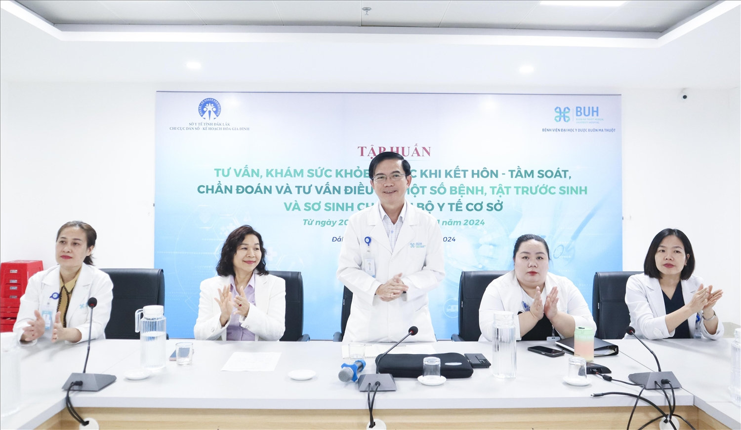 Lãnh đạo Bệnh viện Đại học Y dược Buôn Ma Thuột phát biểu khai mạc lớp học