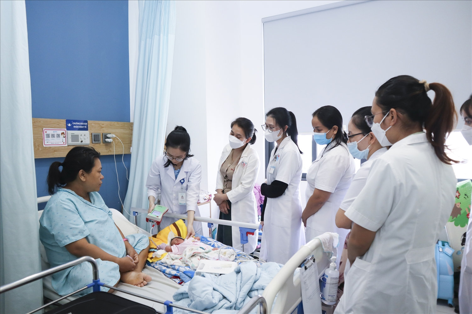 Sau khi nghe chia sẻ kiến thức lý thuyết, học viên thực hành lấy máu gót chân trẻ sơ sinh
